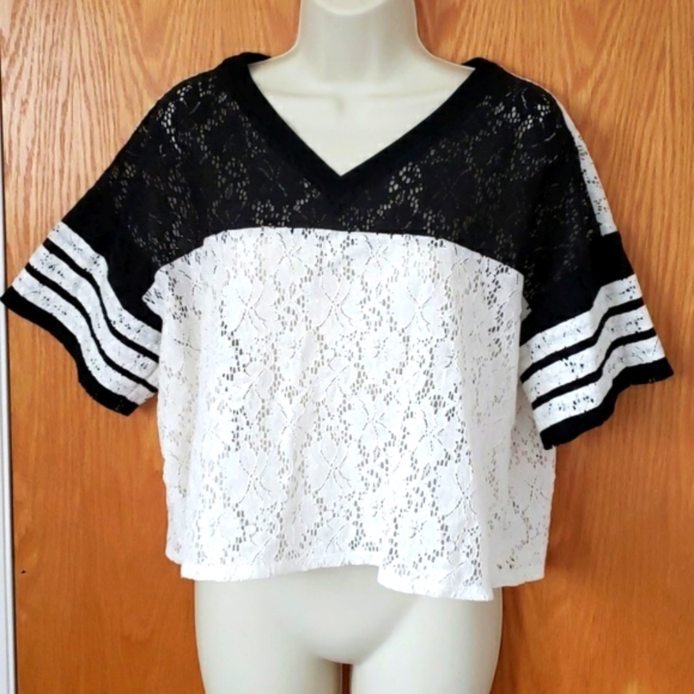 Mossimo Supply Co. Black & Cream cropped lace top size XL